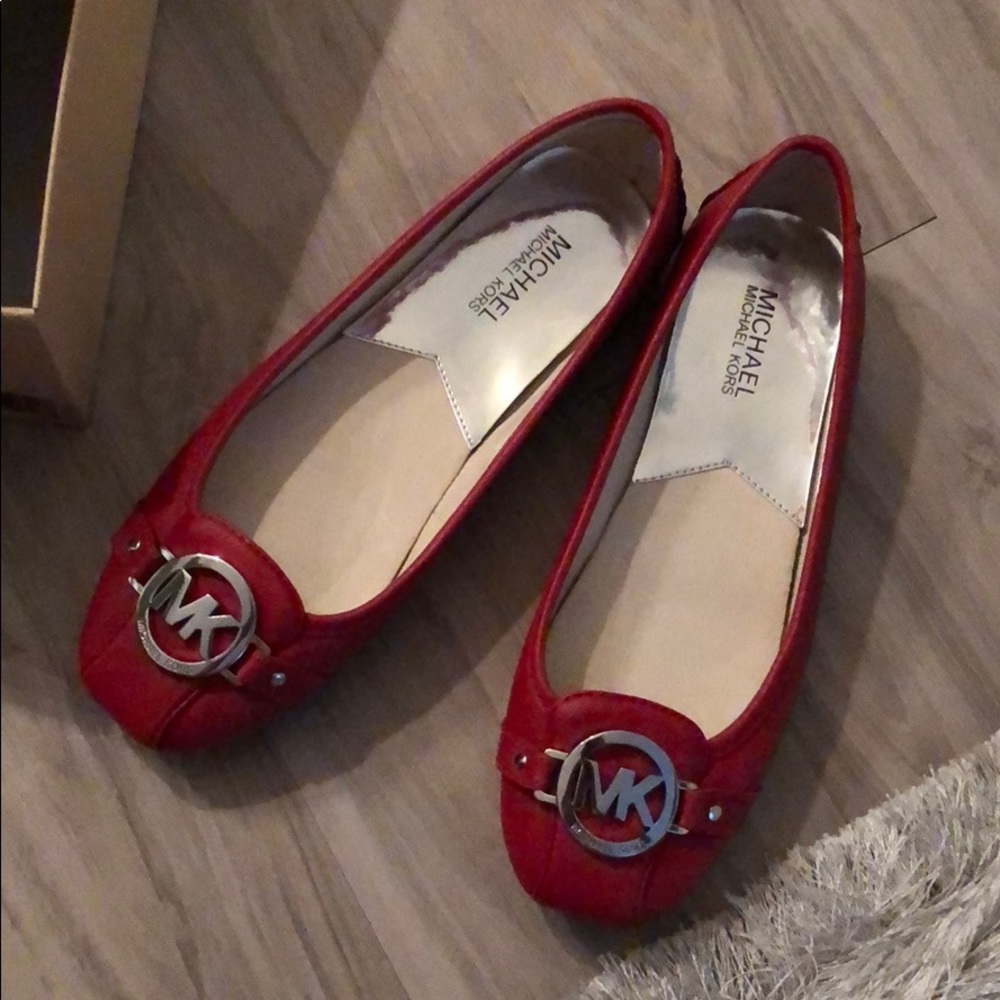 Michale Kors red flat with metal logo